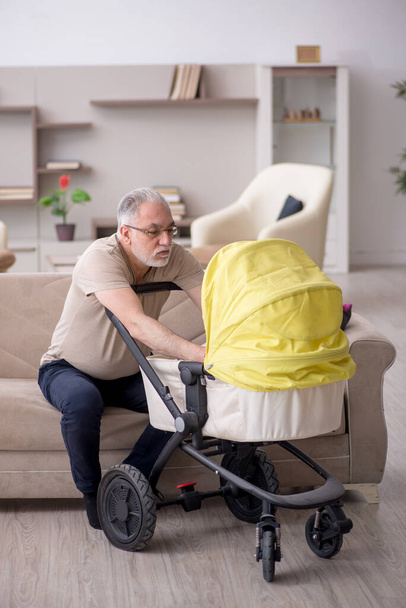 Starý muž se stará o novorozence doma - Fotografie, Obrázek