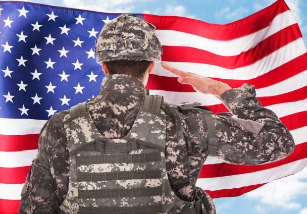 Soldat salutiert mit amerikanischer Flagge - Foto, Bild