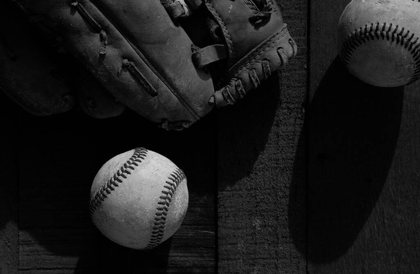 Baseball baner tło ze starymi kulkami zbliżenie, przestrzeń do kopiowania sportu. - Zdjęcie, obraz