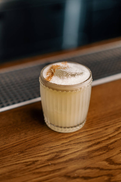 вкусный алкогольный коктейль с кокосовым раем, стоящий на алкогольной концепции бара бар-клуба - Фото, изображение