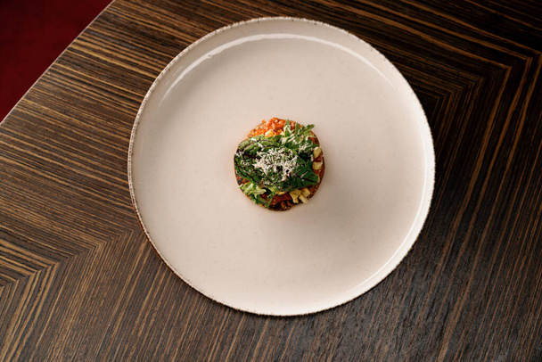 pyszne naans z pasztetem grzybowym i capsicum posypane serem na stole w restauracji - Zdjęcie, obraz