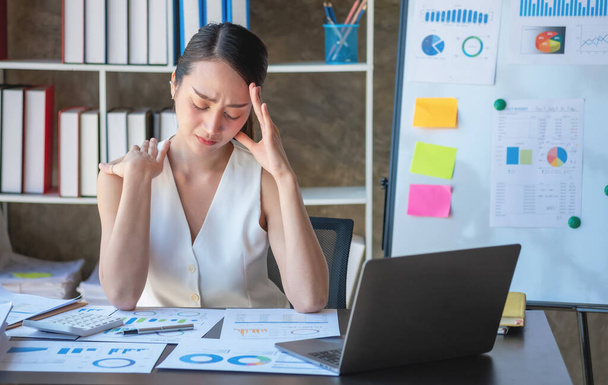 Concept Burnout Syndrome. Business Woman feels uncomfortable working. Which is caused by stress, accumulated from unsuccessful work And less resting body. Consult a specialist psychiatrist. - Photo, image