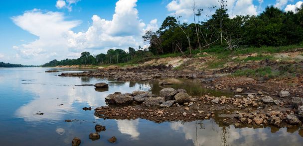 A Javari folyó köves partja, az Amazonas mellékfolyója, az alacsony vízállás idején. Amazónia. Selva Brazília és Peru határán. Dél-Amerika. - Fotó, kép