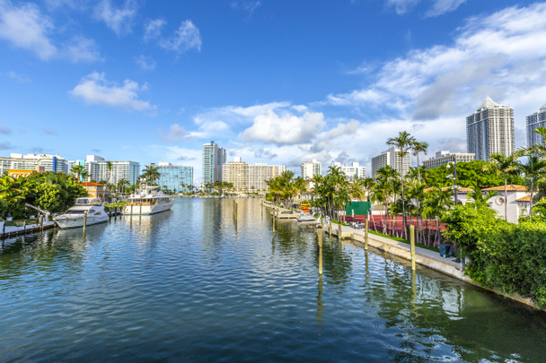 роскошные дома на канале в Майами Бич с лодками
 - Фото, изображение