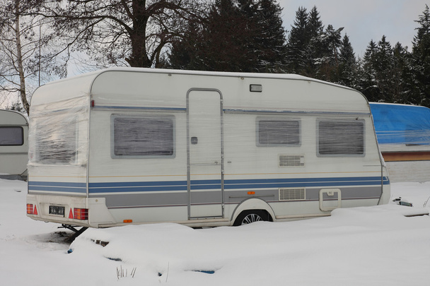 camping-car couvert de neige en hiver
  - Photo, image