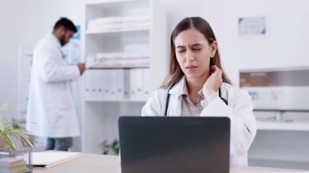 Laptop, egészségügyi és nyaki fájdalom egy orvos nő egy kórházban az innováció vagy a kutatás. Komputer, orvosi és fájdalmas egy gyógyszerész szenved merev vissza a klinikán. - Felvétel, videó