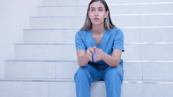 Αποτυχία, λυπημένος και γυναίκα νοσοκόμα ή γιατρός απογοητευμένος κάθεται στις σκάλες κατάθλιψη ή απογοητευμένοι στο νοσοκομείο ή κλινική. Ιατρικό, δύσκολο και θηλυκό επαγγελματία υγείας σε βήματα με άγχος ή άγχος. - Πλάνα, βίντεο