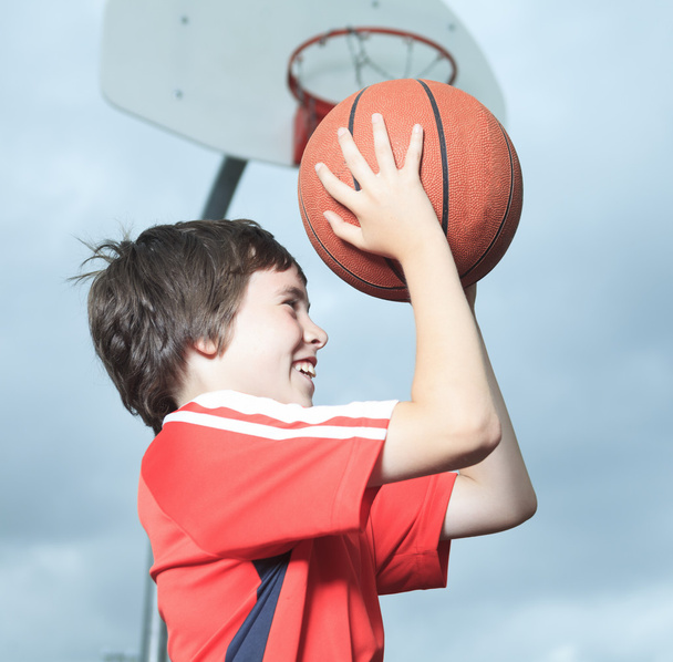 Young Boy In Basketball who having fun - Foto, afbeelding