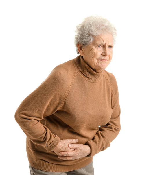 Mulher idosa com apendicite em fundo branco - Foto, Imagem