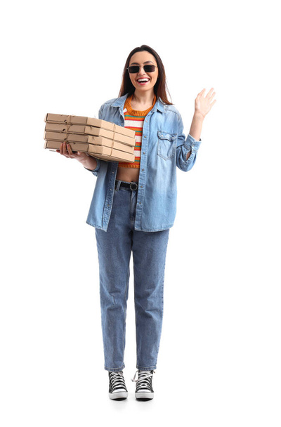 Jovem mulher em óculos de sol com caixas de papelão de pizza no fundo branco - Foto, Imagem