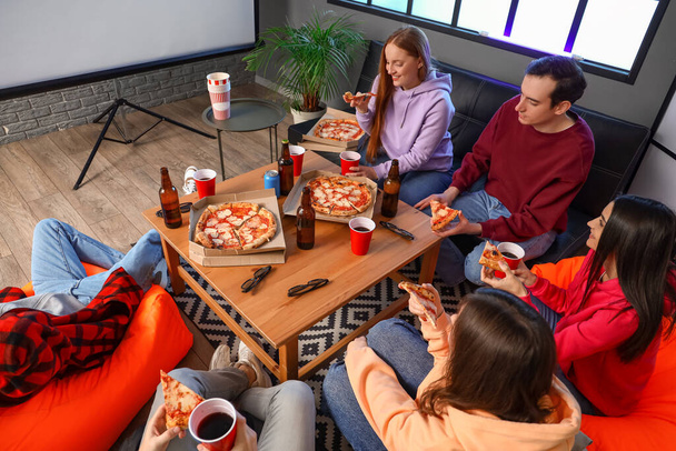 Група друзів зі смачною піцою та напоями вдома
 - Фото, зображення