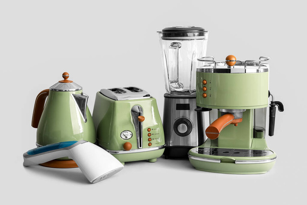 Conjunto de eletrodomésticos modernos em fundo cinza - Foto, Imagem