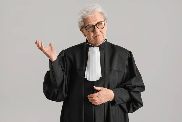 灰色の背景を持つ上級裁判官 - 写真・画像