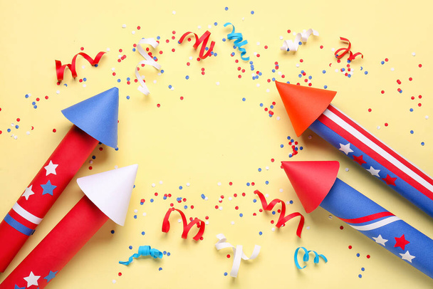 Рамка из фейерверков, змей и конфетти ко Дню Независимости на бежевом фоне - Фото, изображение