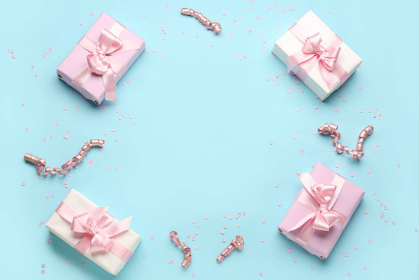 Рамка з подарункових коробок, змій і конфетті на синьому фоні
 - Фото, зображення