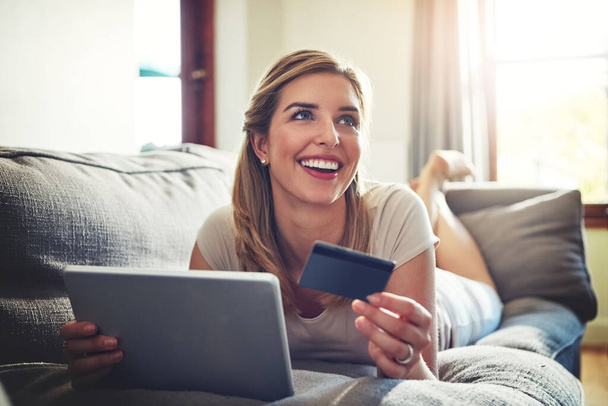 Néha az online vásárlás több, mint egyszerű exkluzivitás. egy fiatal nő online vásárol a digitális táblagépén - Fotó, kép