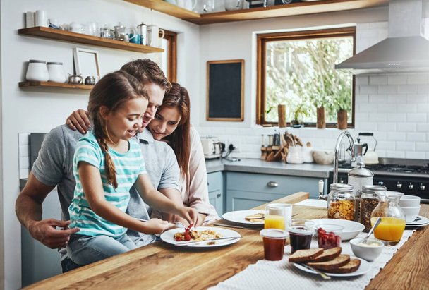 Disfrutando de las bendiciones de la comida y la familia. una familia desayunando juntos en casa - Foto, imagen