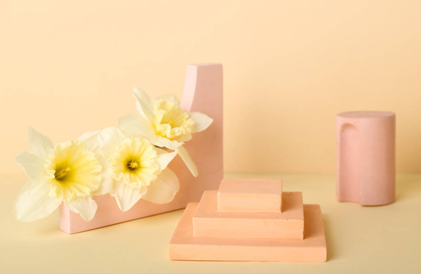Díszítő vakolat dobogók virágokkal bézs alapon - Fotó, kép