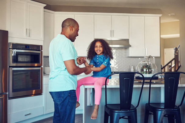 Isi on kietoutunut sormeni ympärille. onnellinen pieni tyttö ja hänen isänsä liimaus keittiössä kotona - Valokuva, kuva