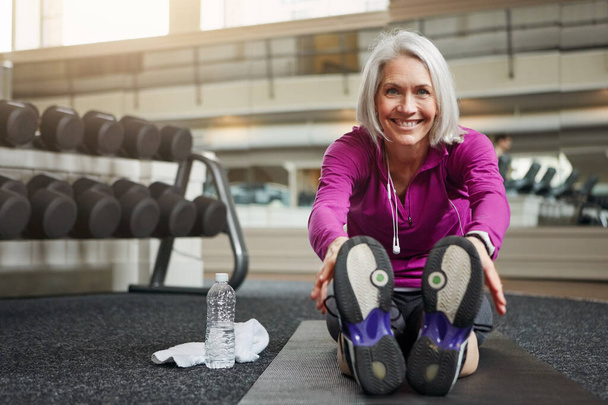 Today itll hurt, but tomorrow itll work. Portrait of a mature woman working out at the gym - Foto, Imagem
