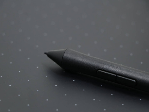 крупним планом чорний цифровий інструмент для сенсорної ручки на планшеті, який використовують художники та дизайнери
 - Фото, зображення