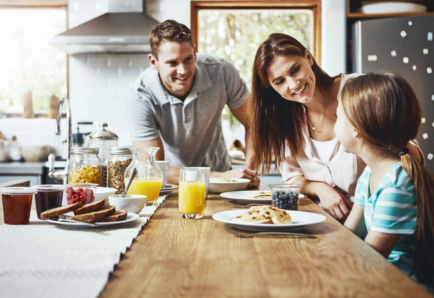 Het is een huis vol liefde en vreugde. een gezin samen ontbijten thuis - Foto, afbeelding