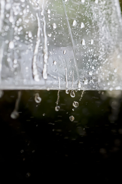 Ομπρέλα στη βροχή σε vintage ήχο - Φωτογραφία, εικόνα