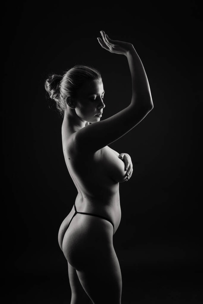 Boldog kövér test pozitív szőke hajú hölgy pózol félmeztelen - Fotó, kép