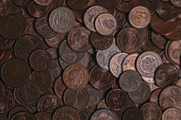 Куча старых монет. Закрывай. Выборочный фокус. Куча старых монет на заднем плане, вид сверху. Финансовая концепция. Европейская валюта - Фото, изображение