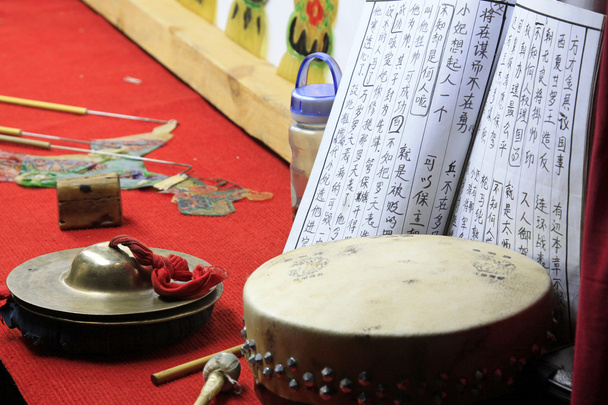 民俗音楽のドラム シンバルと書籍 - 写真・画像