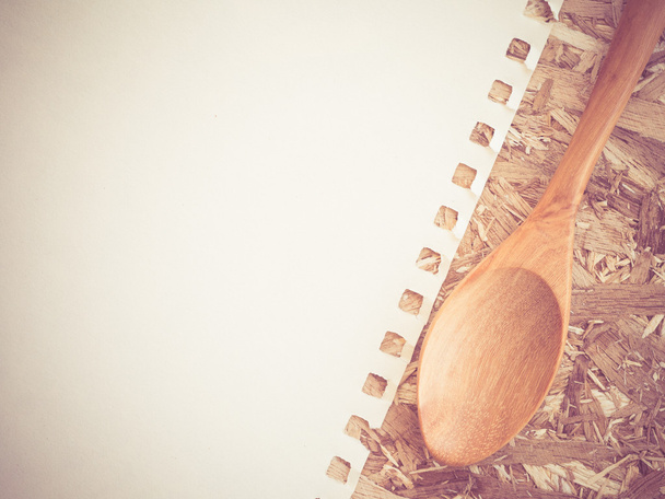 cucharas de madera sobre fondo de madera con efecto filtro estilo vintage retro
 - Foto, imagen