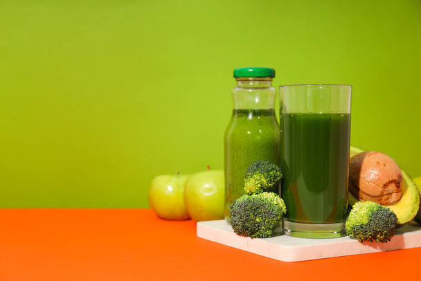 Smoothie desintoxicação verde, conceito de nutrição saudável e estilo de vida saudável - Foto, Imagem