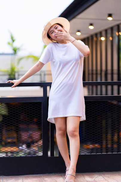 Une femme asiatique captivante capturée dans la pose parfaite pour la photographie de portrait, robe de chemise modèle image - Photo, image