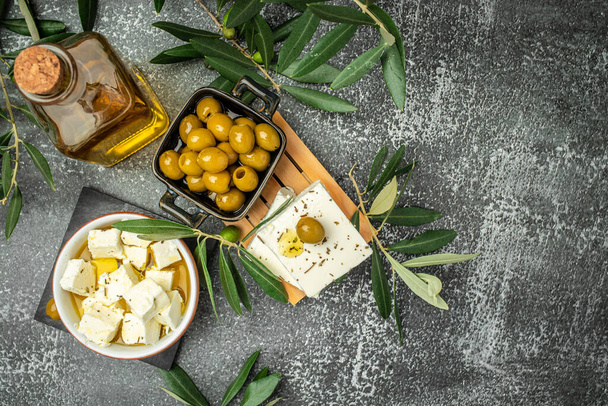 nakládaný sýr v misce. Sýr Feta marinovaný v olivovém oleji. Menu restaurace, diety, pohled na kuchařku. - Fotografie, Obrázek