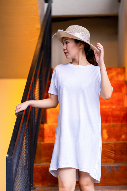 Ázsiai modell rögzíti a tökéletes pózt portré fotózás, ing ruha mockup sablon kép - Fotó, kép