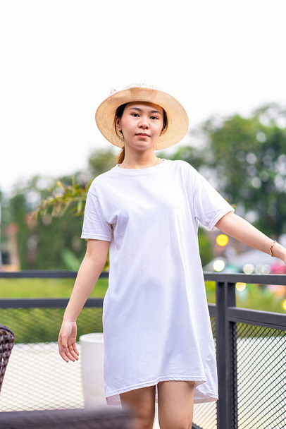 Spokojny portret azjatyckiej kobiety w malowniczej lokalizacji, sukienka koszulka makieta szablon obrazu - Zdjęcie, obraz