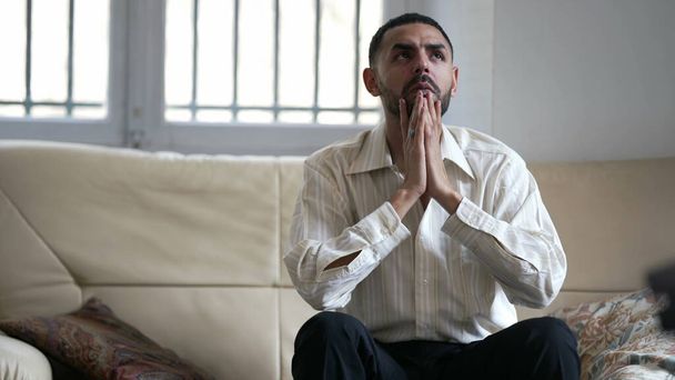 Yksi epätoivoinen arabi nuori mies tuntee olonsa toivottomaksi sohvalla. Mielenterveyskriisistä kärsivä henkilö - Valokuva, kuva
