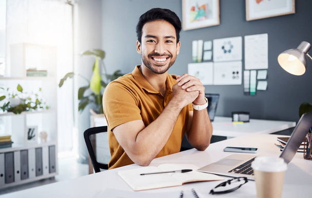 Bizalom, siker és portré egy üzletember az irodában, miközben dolgozik projekt laptop. Boldog, mosolygós és professzionális férfi alkalmazott tervezés vállalati jelentés számítógéppel a munkahelyen - Fotó, kép