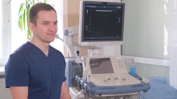 Der Arzt stellt eine Ultraschalldiagnose des Patienten. Ein Facharzt für Fruchtbarkeit setzt Ultraschallgeräte ein. 4k-Video - Filmmaterial, Video