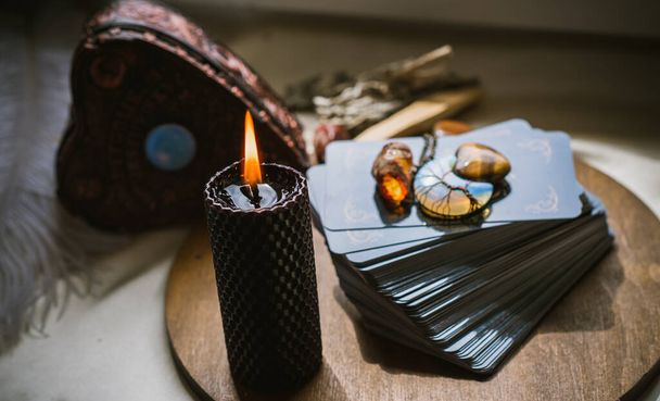 Magisch attribuut op een tafel, hekserij concept, Kaarsenvuur, spreuken en andere rite - Foto, afbeelding