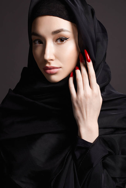 красивая исламская молодая женщина с длинными ногтями. Красавица в хиджабе. Восточная модель - Фото, изображение