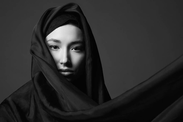 belle jeune femme à Hijab. fille musulmane de mode. Portrait noir et blanc - Photo, image