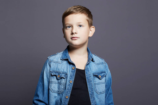 Porträt eines Kindes. schöner kleiner Junge in Jeans. Stilvolles Kind - Foto, Bild