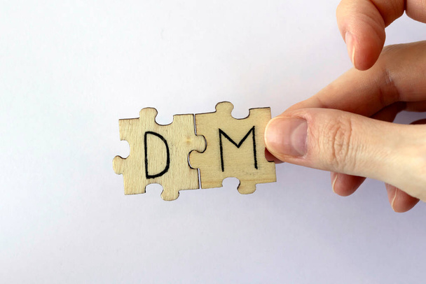DMという頭字語はダイレクトメッセージの略です。パズルに書かれた手紙 - 写真・画像