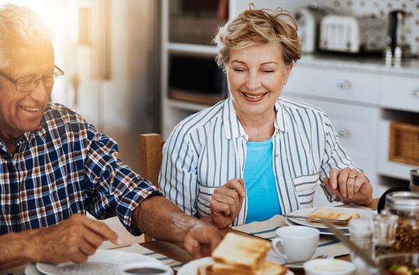 Kopu se do snídaně. starší pár, který snídá společně doma - Fotografie, Obrázek