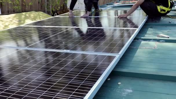 Kendi temiz enerjinizi çatı katı güneş sistemiyle oluşturun - Video, Çekim