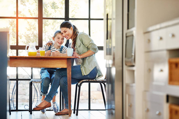 Los días buenos comienzan con comida y amor. una madre feliz y su hija disfrutando del desayuno juntos en casa - Foto, Imagen