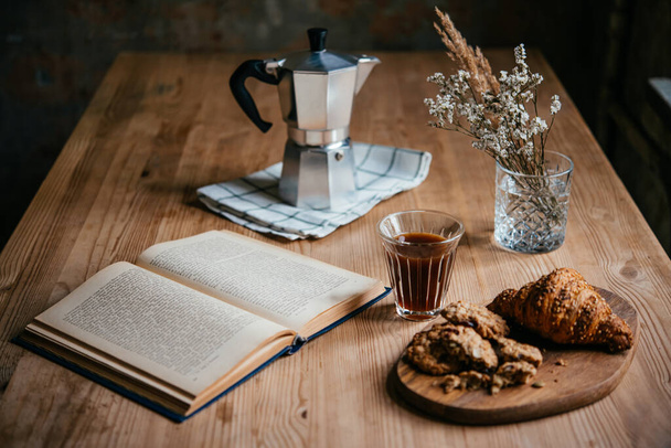 Enjoying comfortable reading and coffee at home. - Foto, Bild