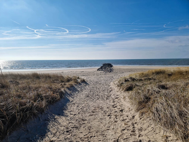 het eindeloze strand aan de noordelijke zee Hvidbjerg Stranden Blavand Denemarken - Foto, afbeelding