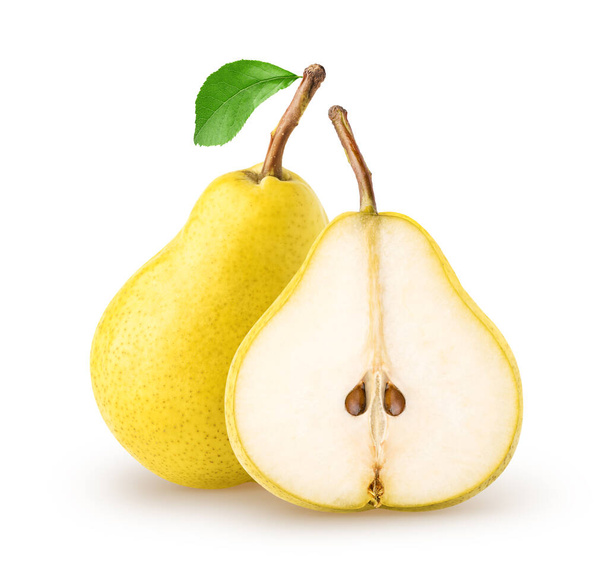 Eristetyt päärynät. Kokonainen päärynä hedelmä lehti ja puoli eristetty valkoisella pohjalla leikkausreitillä - Valokuva, kuva